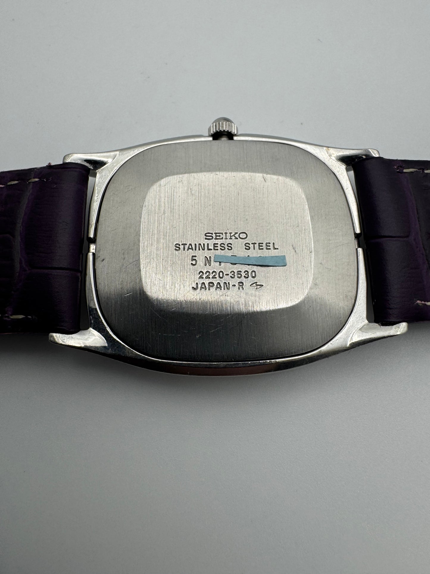 Seiko Handaufzug 2220-3530 (November 1975) – Silbernes Zifferblatt mit Patina