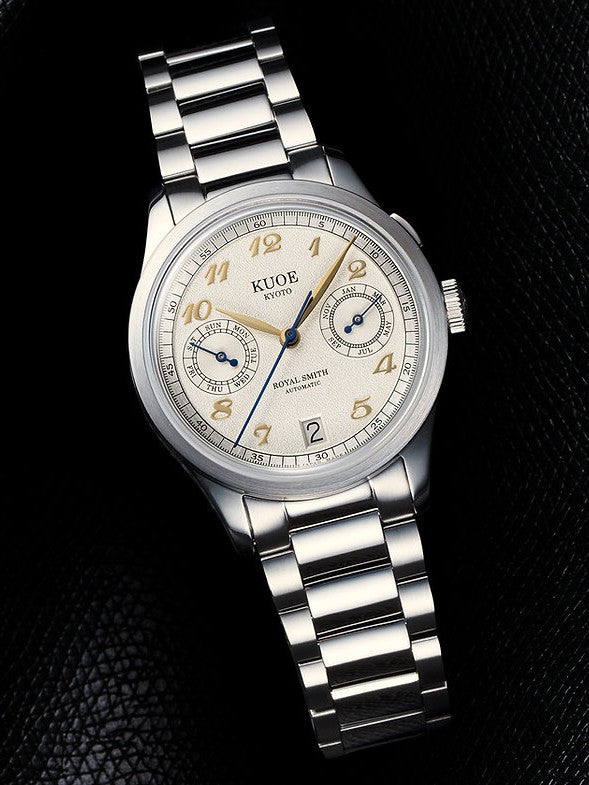 KUOE ROYAL SMITH 90-010 Automatic Ivory x Grainy Finish Dial x Flat Link Bracelet and Display Back