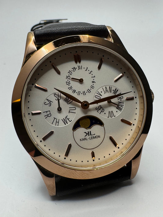 Karl-Leimon Classic Pioneer Triple Calendar Moonphase – IP Or Rose / Blanc – Montre Microbrand Japonaise Phases de Lune avec Verre Saphir et Miyota 6P00