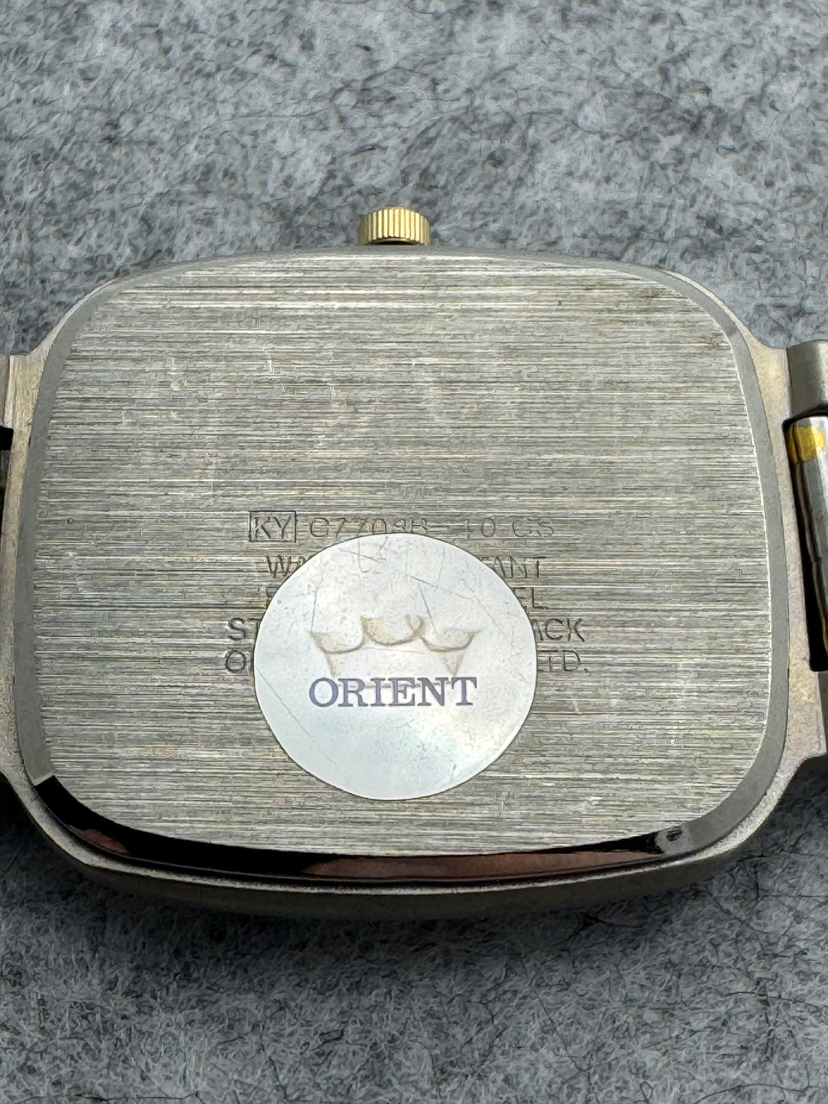 Orient Quarz – bicolores Kissengehäuse mit römischen Ziffern – ungetragen mit Werksaufkleber