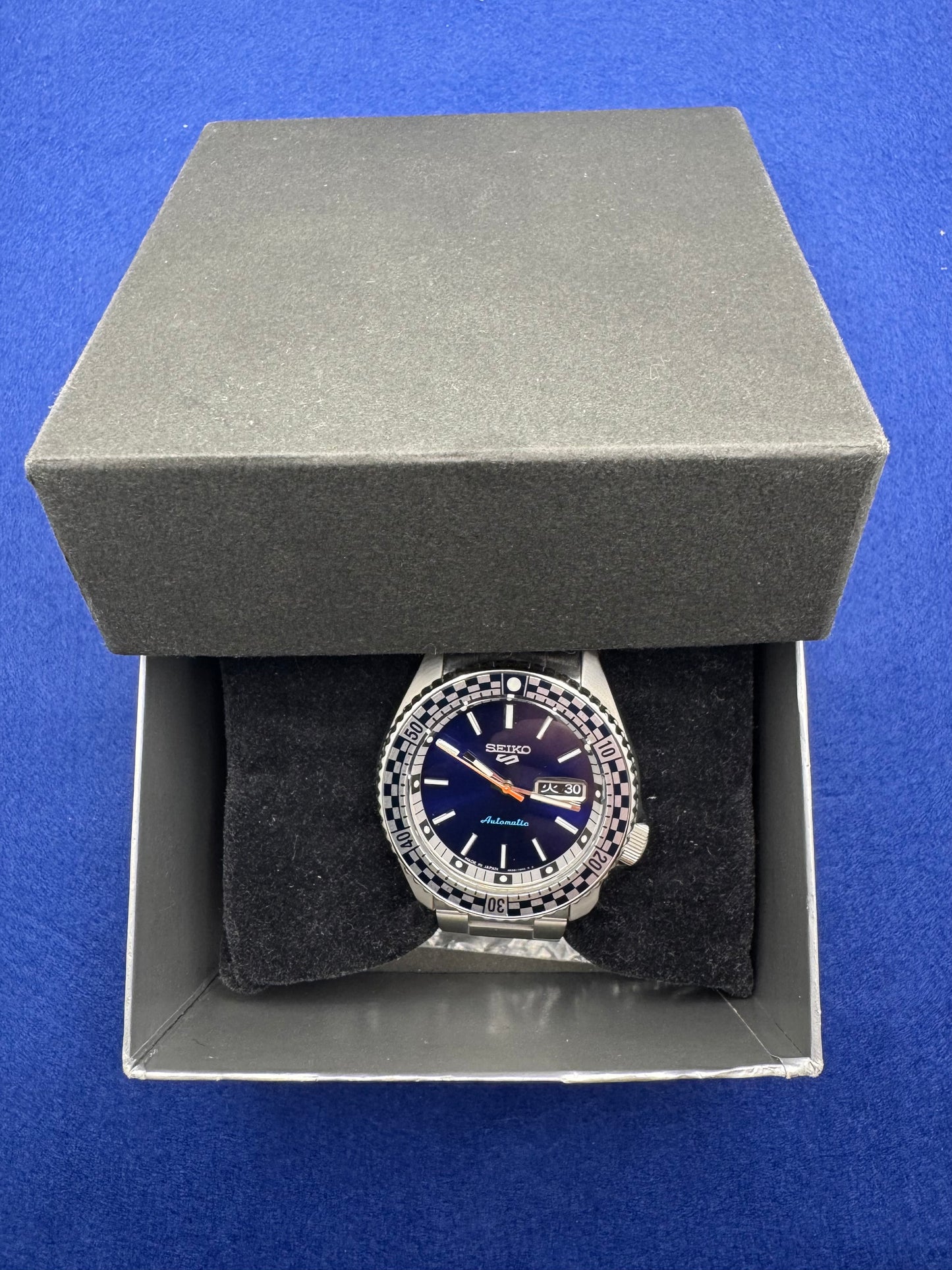 Seiko 5 Sports SBSA243 / SRPK65K1 „Checkerboard Rally Diver“ – Special Edition