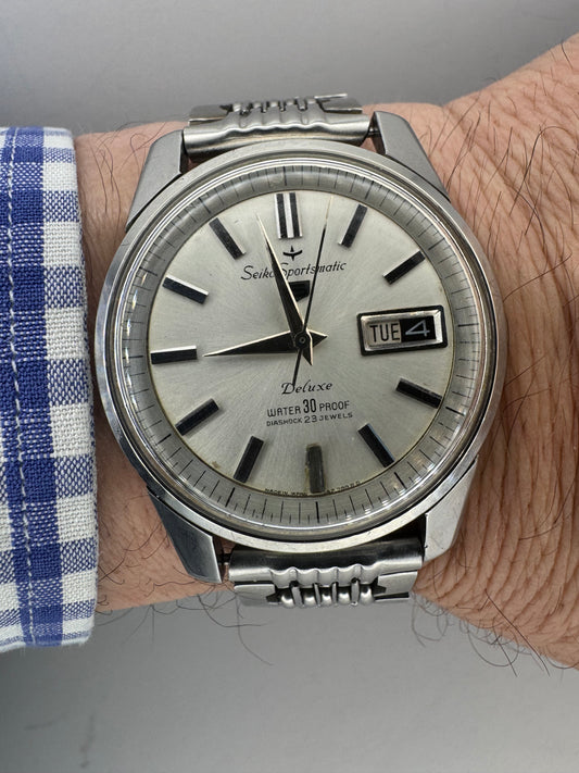 Seiko Sportsmatic 5 Deluxe – Calibre 7606, Jour-Date (Mars 1964)