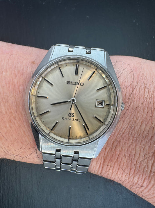 Grand Seiko 9587-8000 – Ultra Flat Quartz (November 1979, Originalband, frisch revidiert)