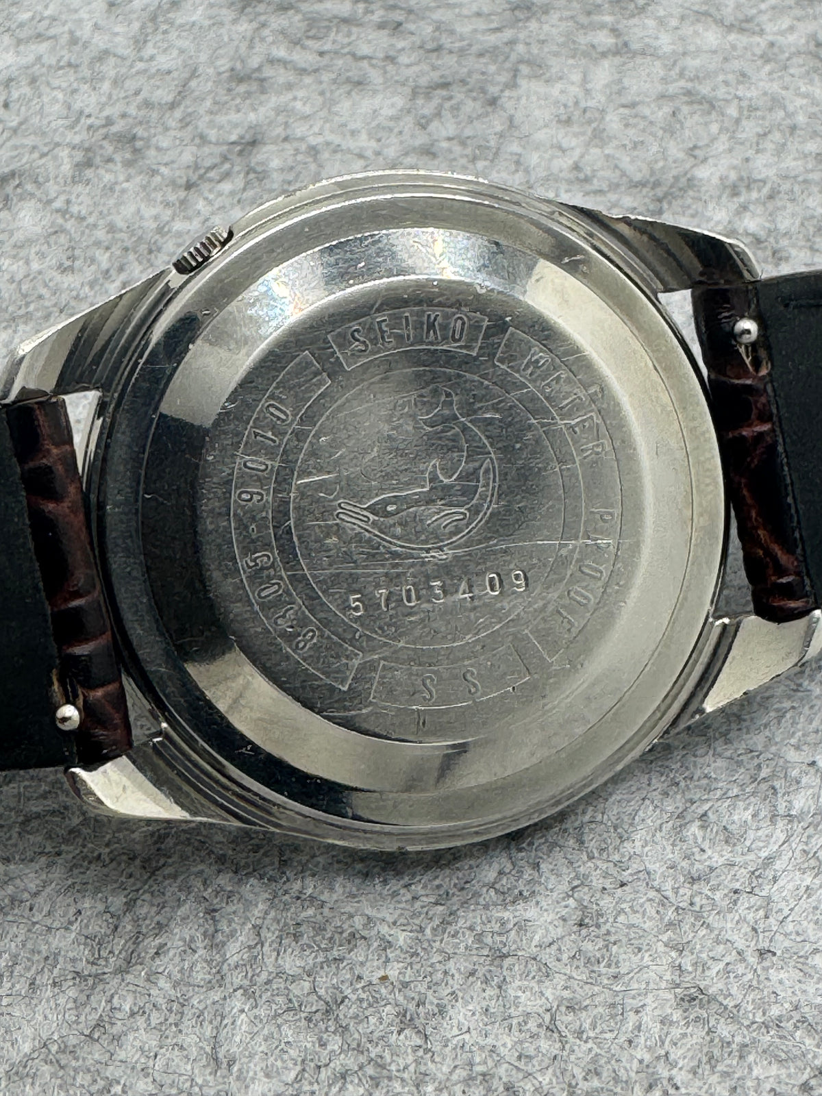 Seikomatic-R 8305-9010 – July 1965 – Diashock 30 Jewels – "WATER PROOF" case back with dolphin – serviced