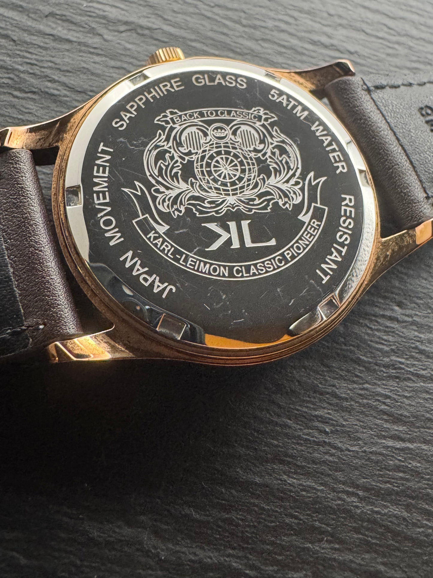 Karl-Leimon Classic Pioneer Triple Calendar Moonphase – Rose Gold IP / Weiß – Japanische Microbrand-Mondphasenuhr mit Saphirglas und Miyota 6P00