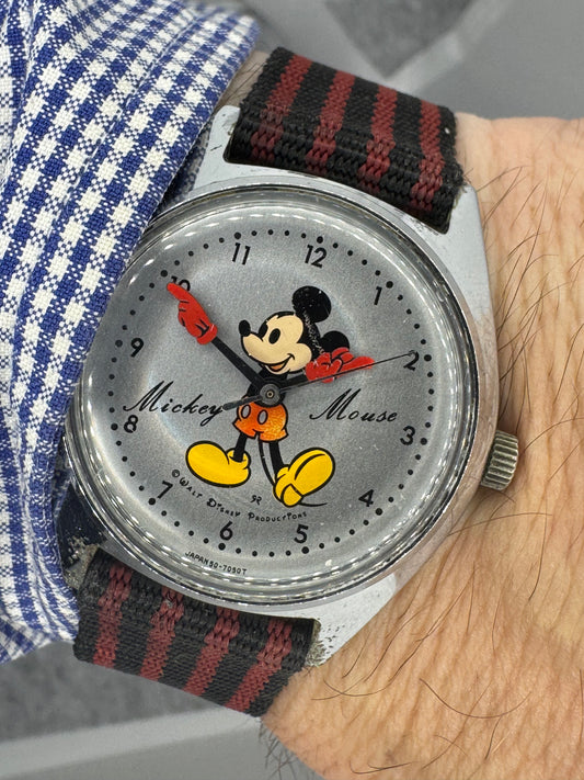Seiko Mickey Mouse 5000-7000 – Remontage manuel, années 1970 – avec bracelet Disney d’origine