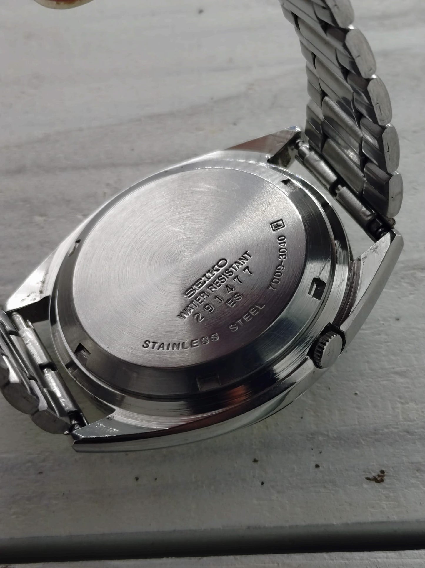 Seiko 5 Automatic 7009-3040 – Graues Sunburst-Zifferblatt & Tag/Datum – 17 Jewels, September 1982