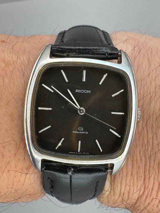 Ricoh Riquartz Vintage Dress Watch – Cushion Case – Black Dial – 1970er Jahre / Japan
