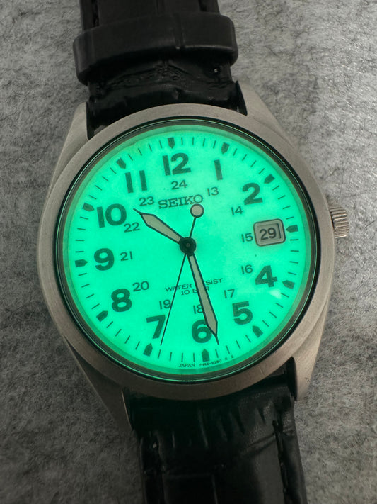 Seiko Quartz 7N42-8260 – Oktober 2001 – Feldzifferblatt mit Leuchtmasse und 24-Stunden-Skala – 10 BAR – Anfang 2026 revidiert