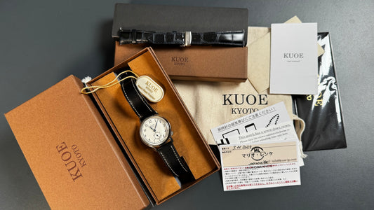 KUOE Old Smith 90-007 Automatik – 35 mm, weißes Zifferblatt, gebläute Zeiger, Cordovan-Band + Zusatzband mit Faltschließe – Pre-Owned Fullset