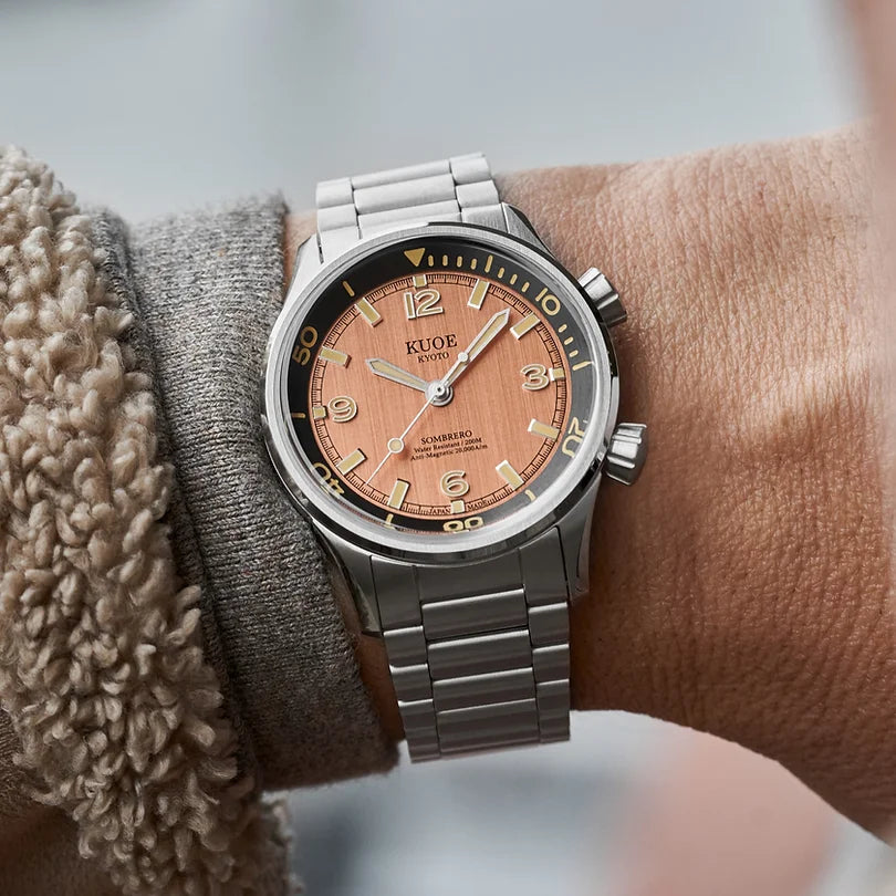 KUOE SOMBRERO 90-011, 38 mm, Salmon Pink Linen Textured Dial, 20 BAR Wasserdicht