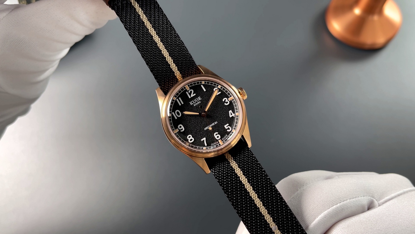 KUOE OLD SMITH 90-002 38 mm Bronze, schwarzes Zifferblatt , Black x Beige