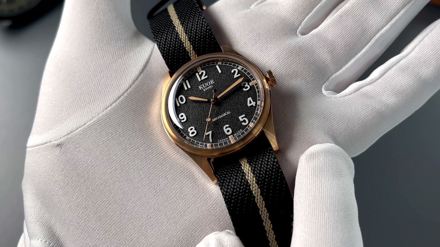 KUOE OLD SMITH 90-002 38 mm Bronze, schwarzes Zifferblatt , Black x Beige