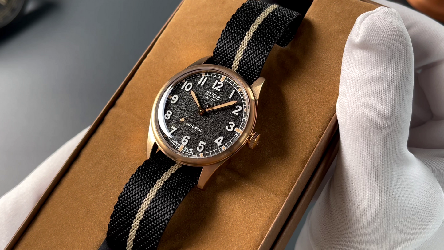 KUOE OLD SMITH 90-002 38 mm Bronze, schwarzes Zifferblatt , Black x Beige