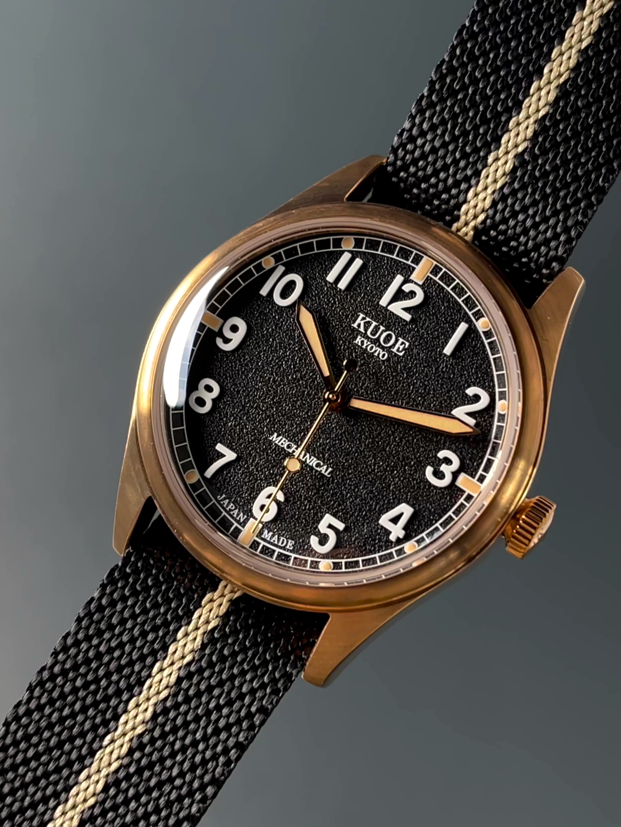 KUOE OLD SMITH 90-002 38 mm Bronze, schwarzes Zifferblatt , Black x Beige