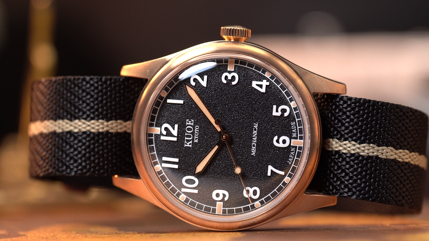 KUOE OLD SMITH 90-002 38 mm Bronze, schwarzes Zifferblatt , Black x Beige