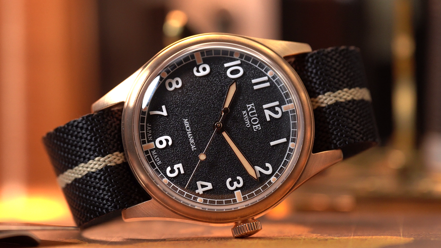 KUOE OLD SMITH 90-002 38 mm Bronze, schwarzes Zifferblatt , Black x Beige