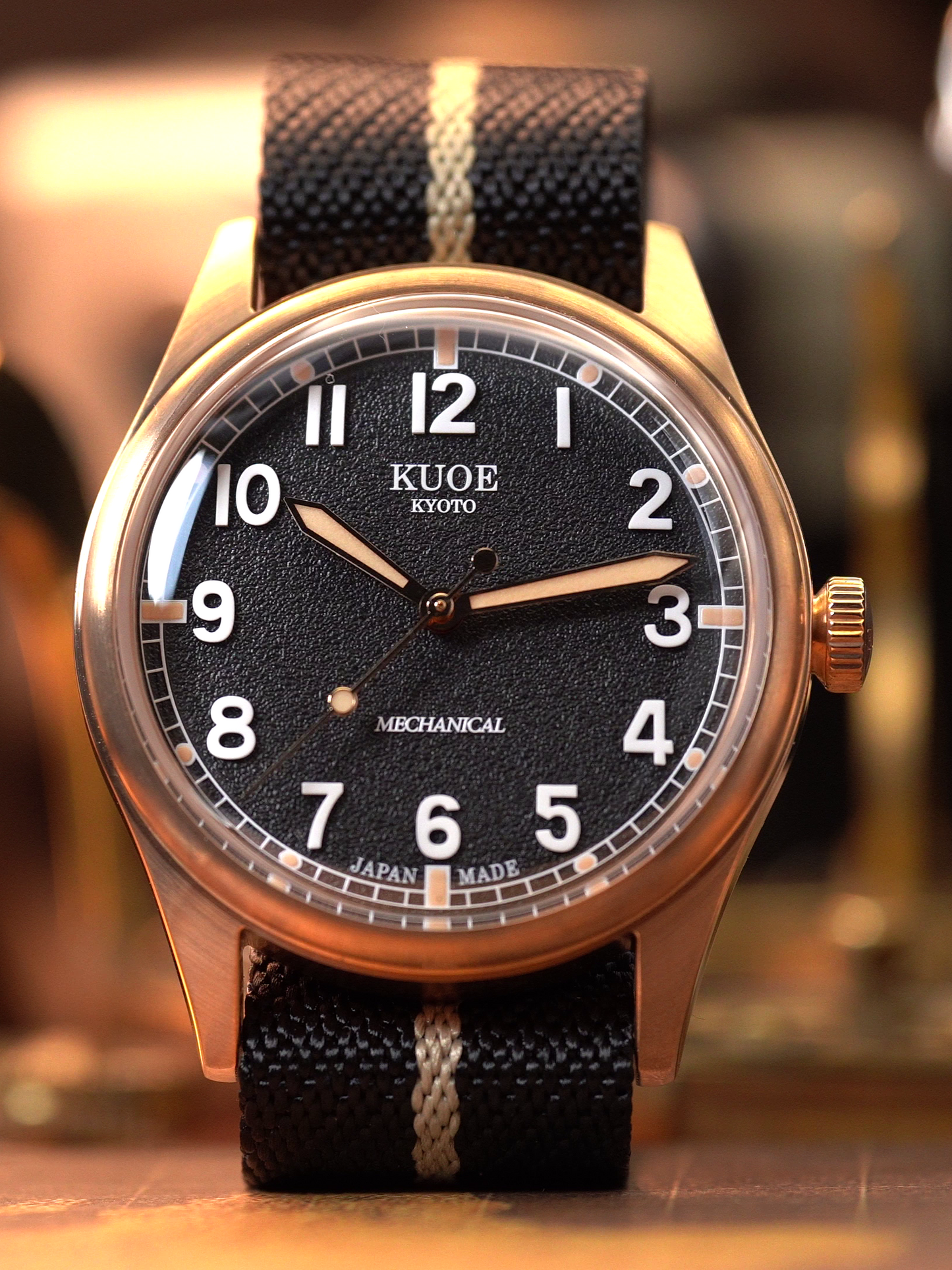 KUOE OLD SMITH 90-002 38 mm Bronze, schwarzes Zifferblatt , Black x Beige