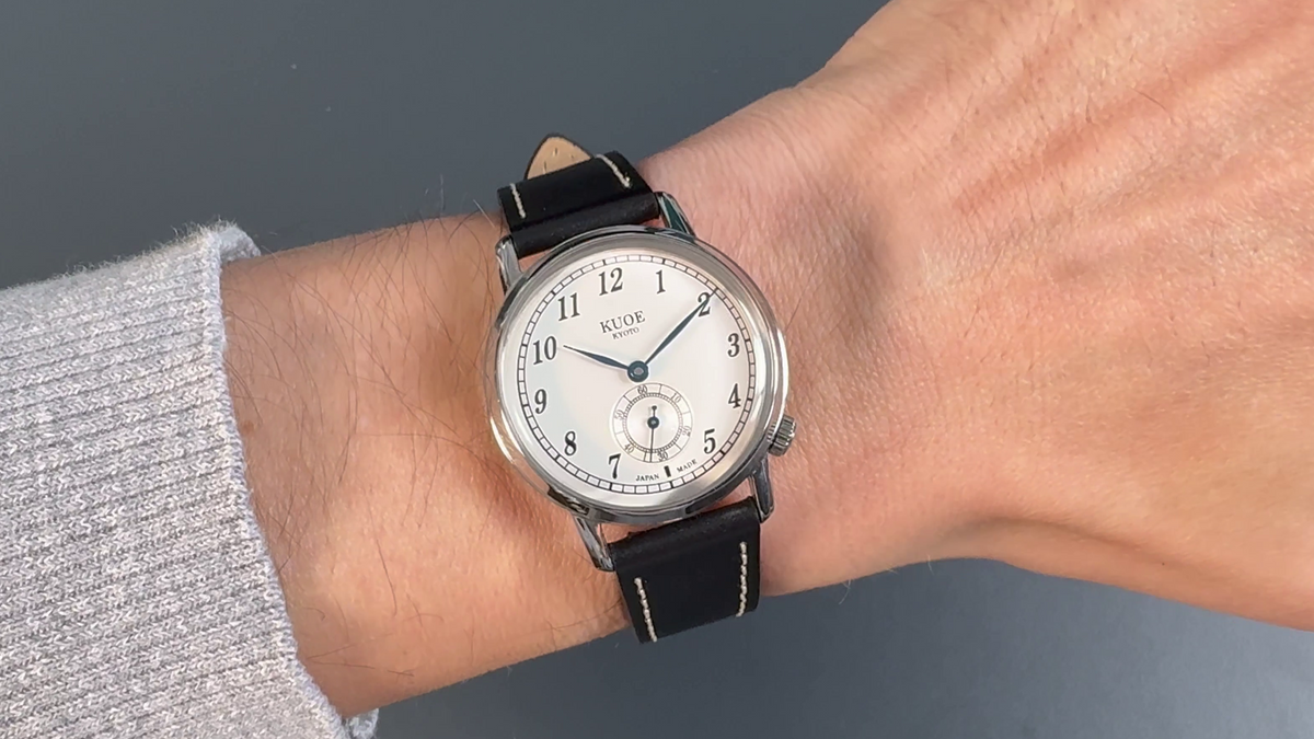 KUOE Old Smith 90-007 Automatique – 35 mm, cadran blanc, aiguilles bleuies, bracelet en cuir Cordovan noir – Full set d'occasion