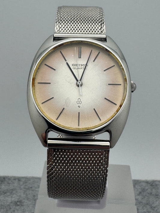 Seiko Quarz 7830-8000 – März 1977 – nur 6,4 mm flach – Tropical Dial - neuwertiges Milanaise-Armband