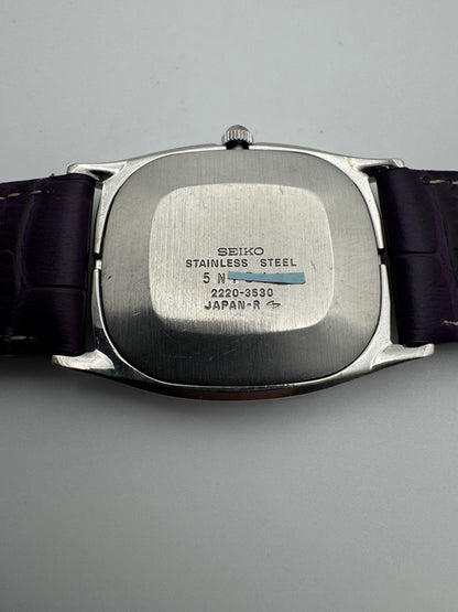 Seiko Handaufzug 2220-3530 (November 1975) – Silbernes Zifferblatt mit Patina