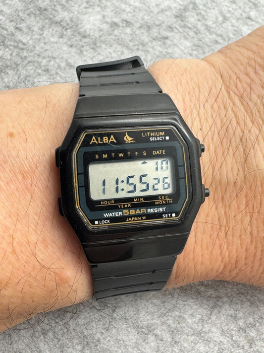 ALBA Digital W401-4160 „Lithium" – November 1990 – schwarz-goldene JDM-Digitaluhr – revidiert, neues Band