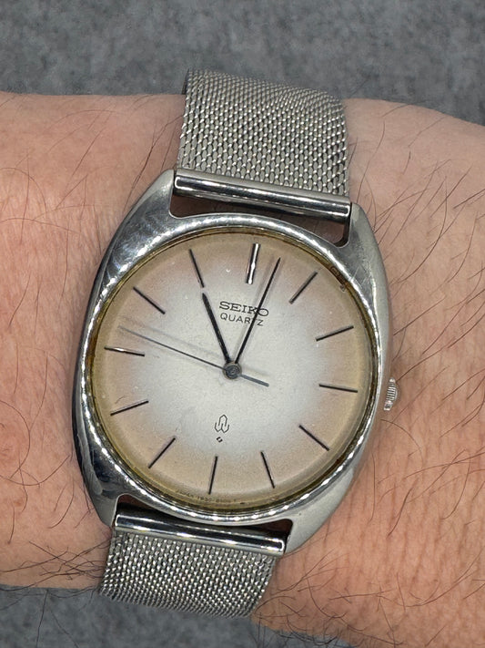 Seiko Quarz 7830-8000 – März 1977 – nur 6,4 mm flach – Tropical Dial - neuwertiges Milanaise-Armband