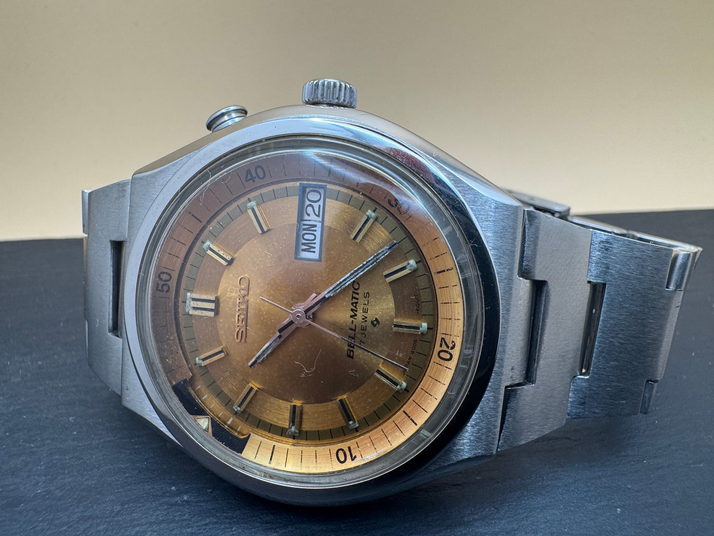 Seiko Bell-Matic (Oktober 1977) – mechanische Alarmuhr mit ikonischem Gold-Zifferblatt