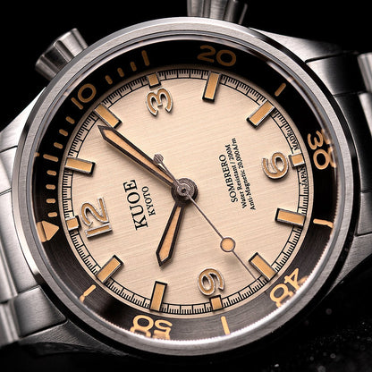 KUOE SOMBRERO 90-011, 38 mm, Ivory Linen Textured Dial, 20 BAR Wasserdicht