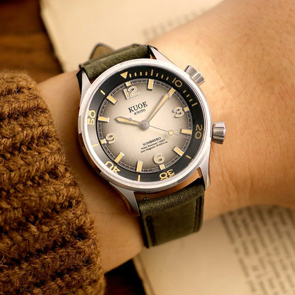 KUOE SOMBRERO 90-011, 38 mm, Gradation Linen Textured Dial, 20 BAR Wasserdicht