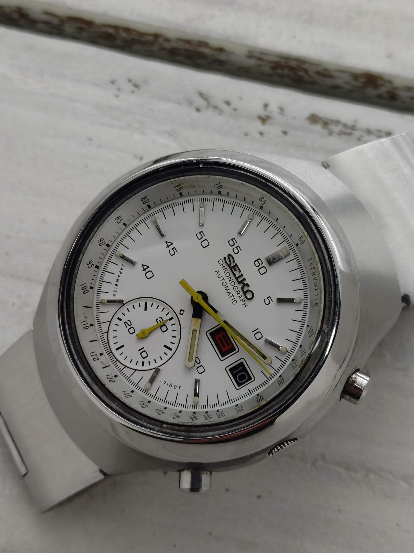 Seiko 6139 "Helmet" Automatic Chronograph – very rare white variant with yellow indices – fully serviced (2026) – original Seiko steel bracelet – non-model-correct case back