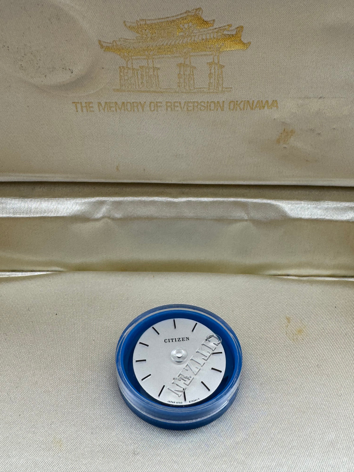 Citizen "The Memory of Reversion – Okinawa 1972" – 920 silver, relief dial – Complete set with cassette and commemorative medal in NOS (New Old Stock) condition (Ref. 6700-673310 YO, May 1972)