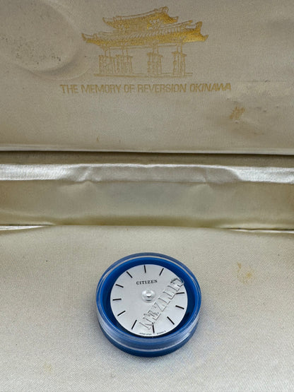 Citizen "The Memory of Reversion – Okinawa 1972" – 920 silver, relief dial – Complete set with cassette and commemorative medal in NOS (New Old Stock) condition (Ref. 6700-673310 YO, May 1972)