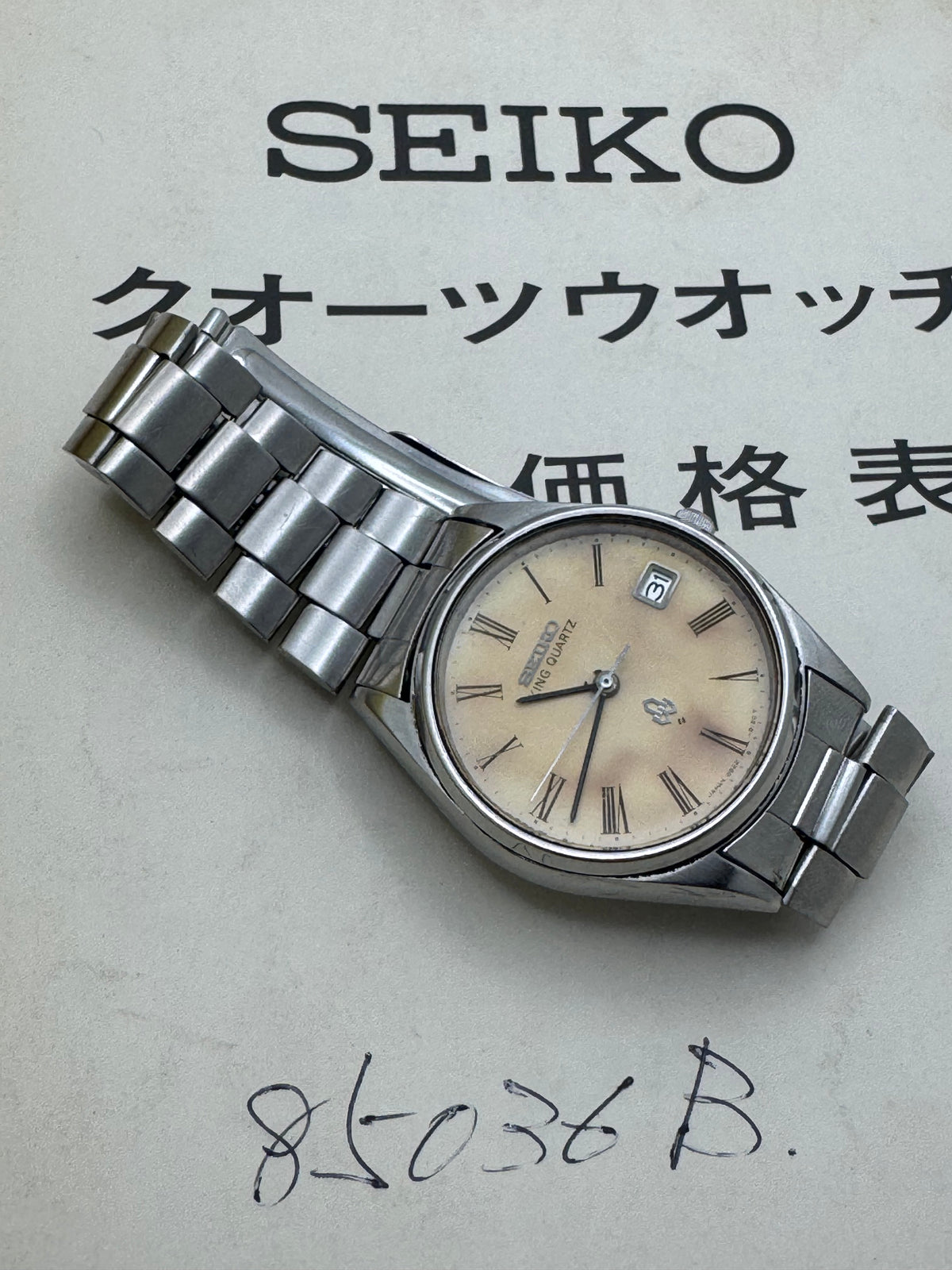 Seiko King Quartz 4822-8110 – April 1977 – römische Ziffern, cremefarbenes Zifferblatt – Originalarmband