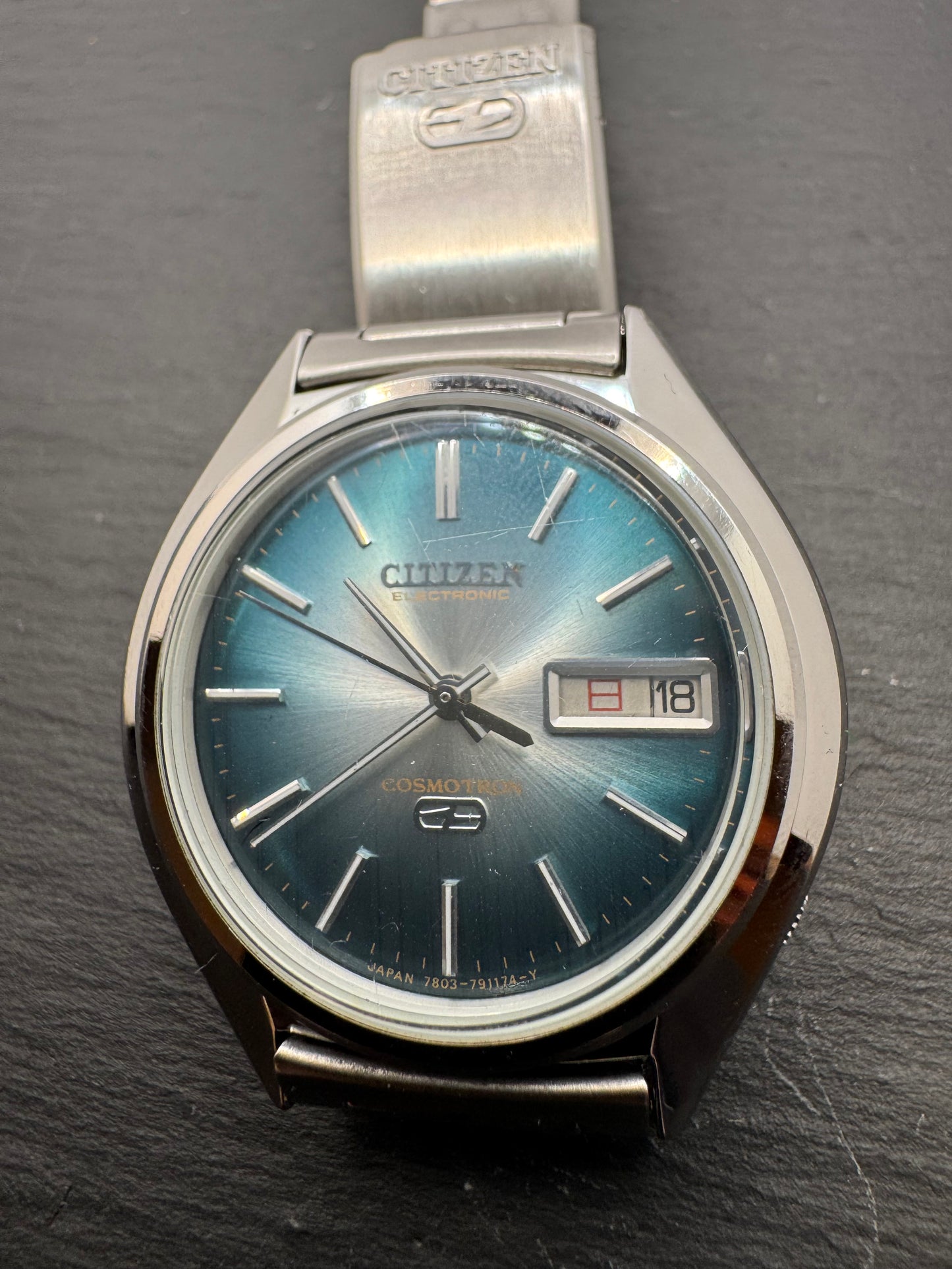 Citizen Cosmotron Electronic 4-790138 Y aus November 1974 mit blauem Sunburst-Zifferblatt und Originalband