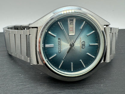 Citizen Cosmotron Electronic 4-790138 Y aus November 1974 mit blauem Sunburst-Zifferblatt und Originalband