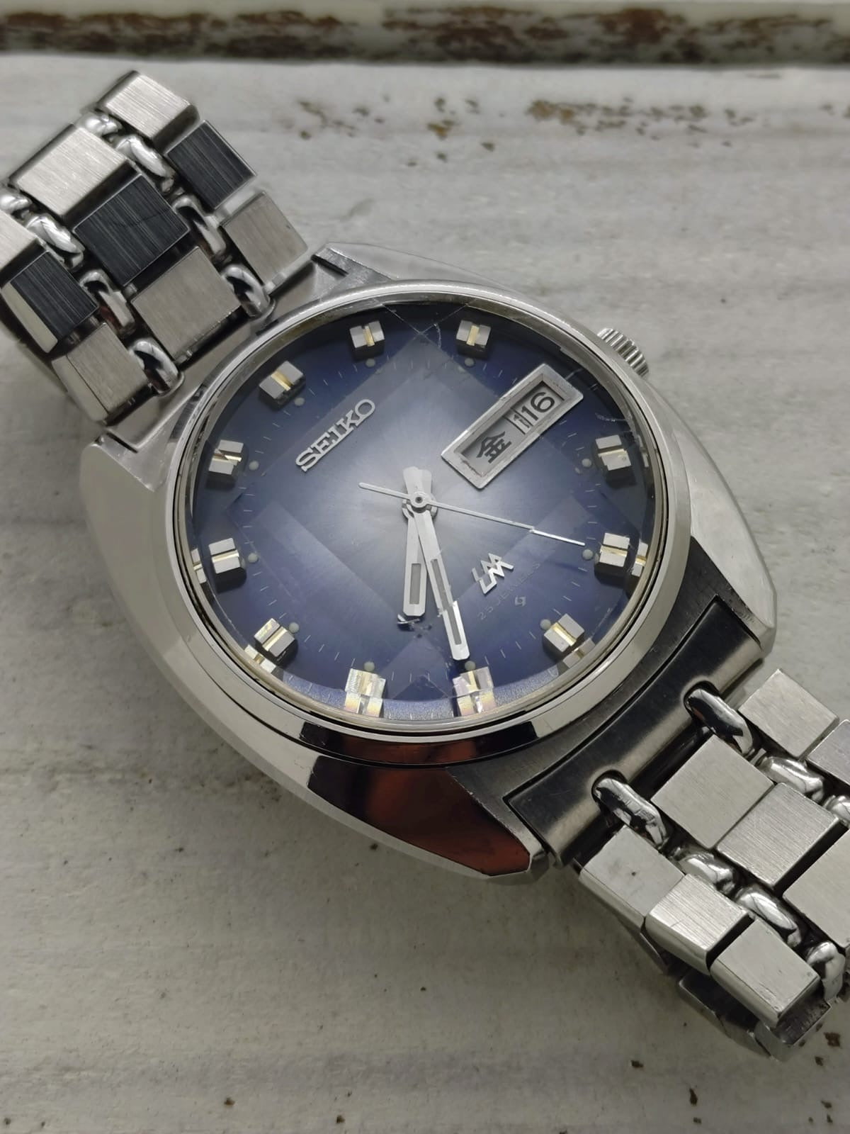 Seiko Lord Matic 5606-7230 – Calibre 5606, 25 rubis, Suwa Seikosha – cadran bleu, verre à neuf facettes, bracelet en acier d'origine – août 1972 – révisée récemment