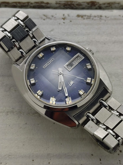 Seiko Lord Matic 5606-7230 – Calibre 5606, 25 rubis, Suwa Seikosha – cadran bleu, verre à neuf facettes, bracelet en acier d'origine – août 1972 – révisée récemment