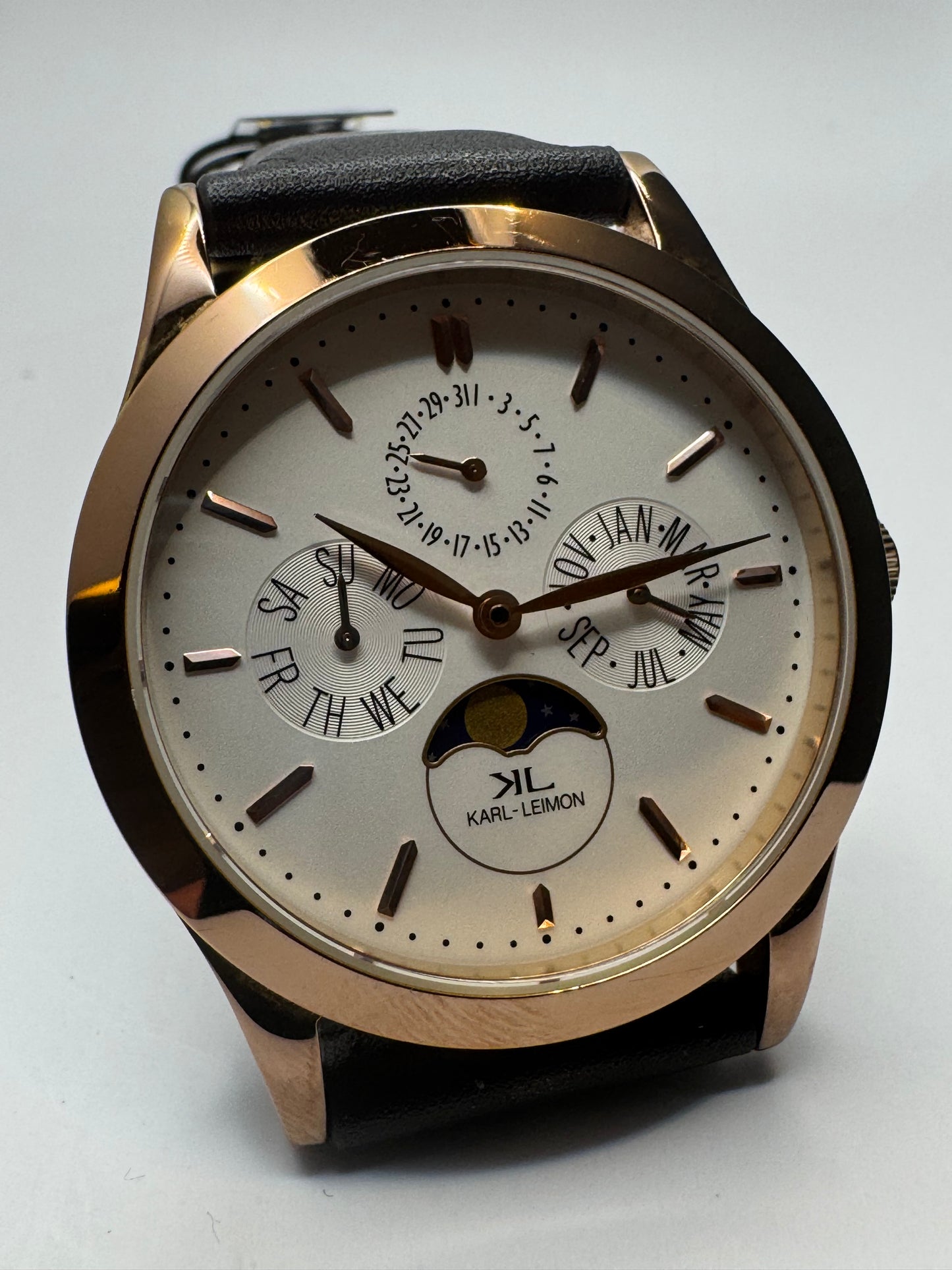 Karl-Leimon Classic Pioneer Triple Calendar Moonphase – Rose Gold IP / Weiß – Japanische Microbrand-Mondphasenuhr mit Saphirglas und Miyota 6P00