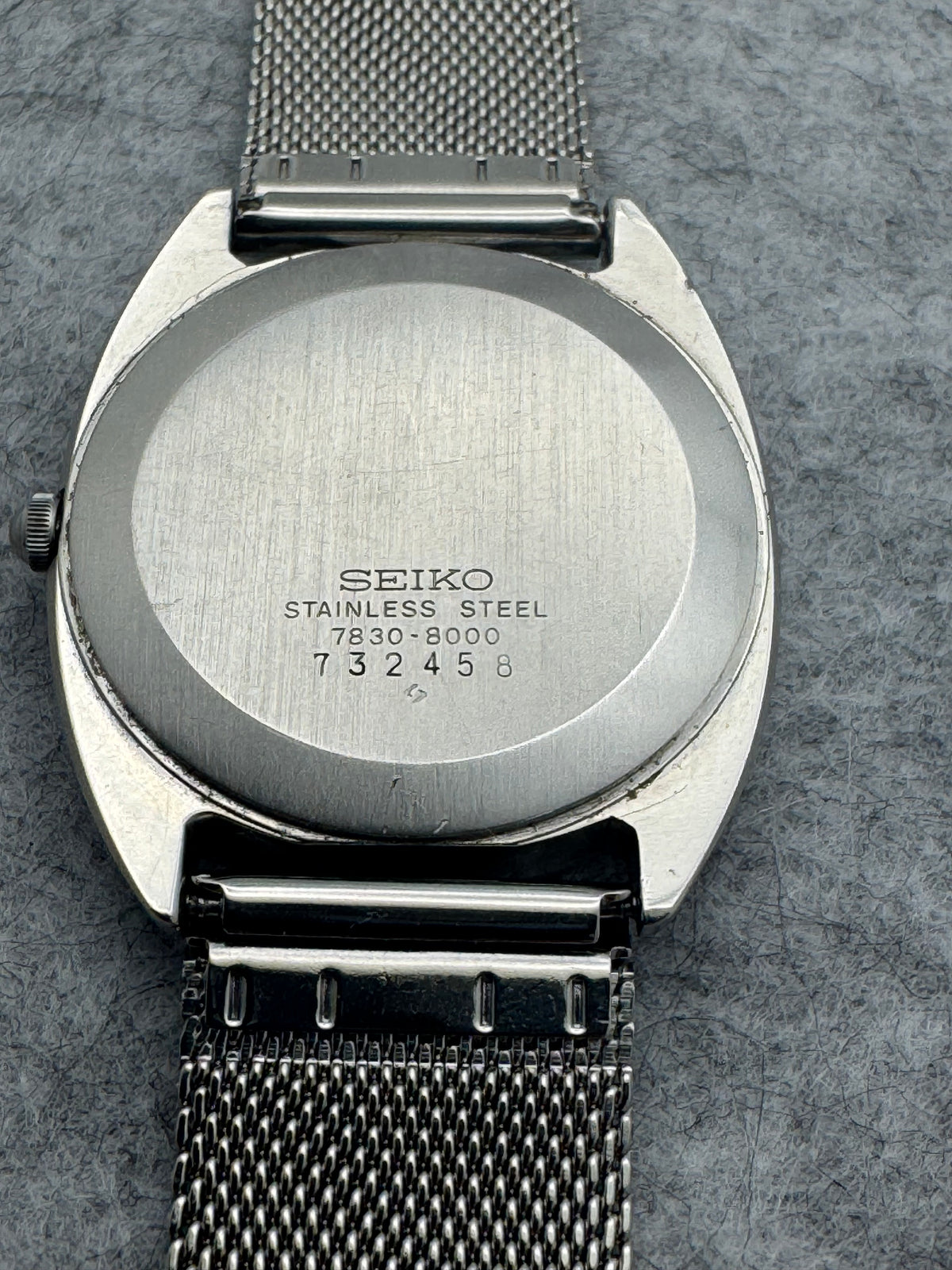 Seiko Quarz 7830-8000 – März 1977 – nur 6,4 mm flach – Tropical Dial - neuwertiges Milanaise-Armband