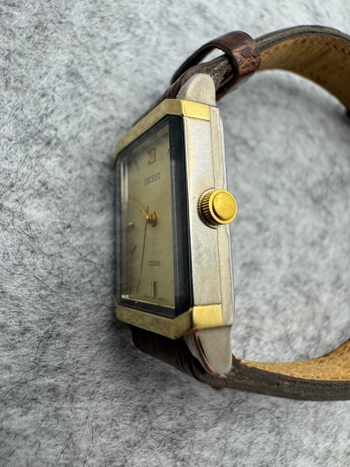 Citizen Exceed – April 1987 - Bicolor Tank case with onyx bezel – Caliber 3330, anti-magnetic