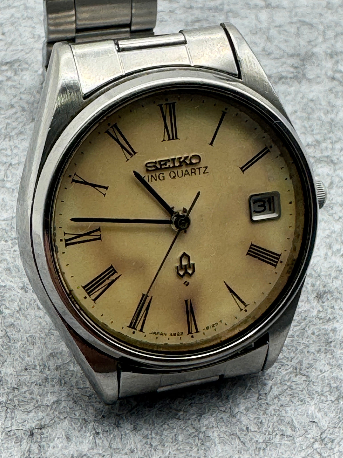Seiko King Quartz 4822-8110 – April 1977 – römische Ziffern, cremefarbenes Zifferblatt – Originalarmband