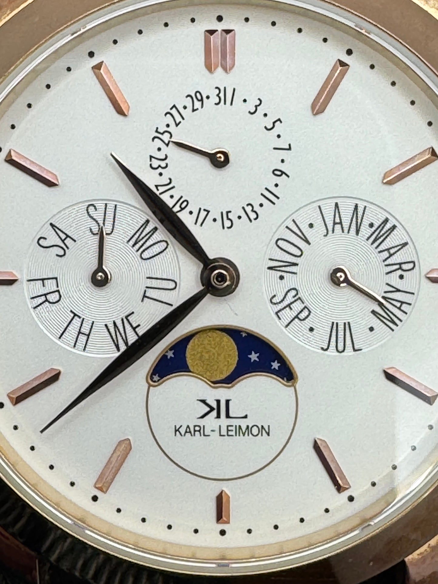 Karl-Leimon Classic Pioneer Triple Calendar Moonphase – Rose Gold IP / Weiß – Japanische Microbrand-Mondphasenuhr mit Saphirglas und Miyota 6P00
