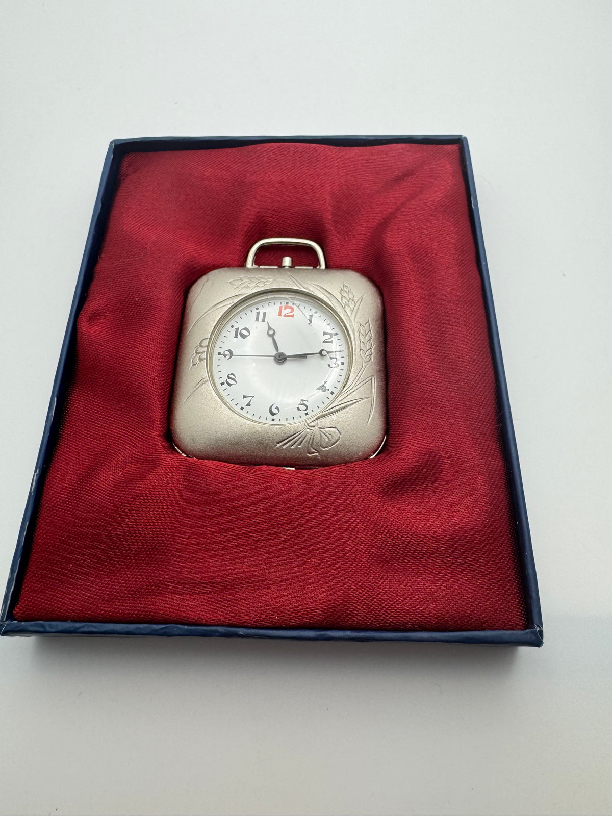 Japanese pocket watch – Quartz – engraved folding case – with crack in the glass
