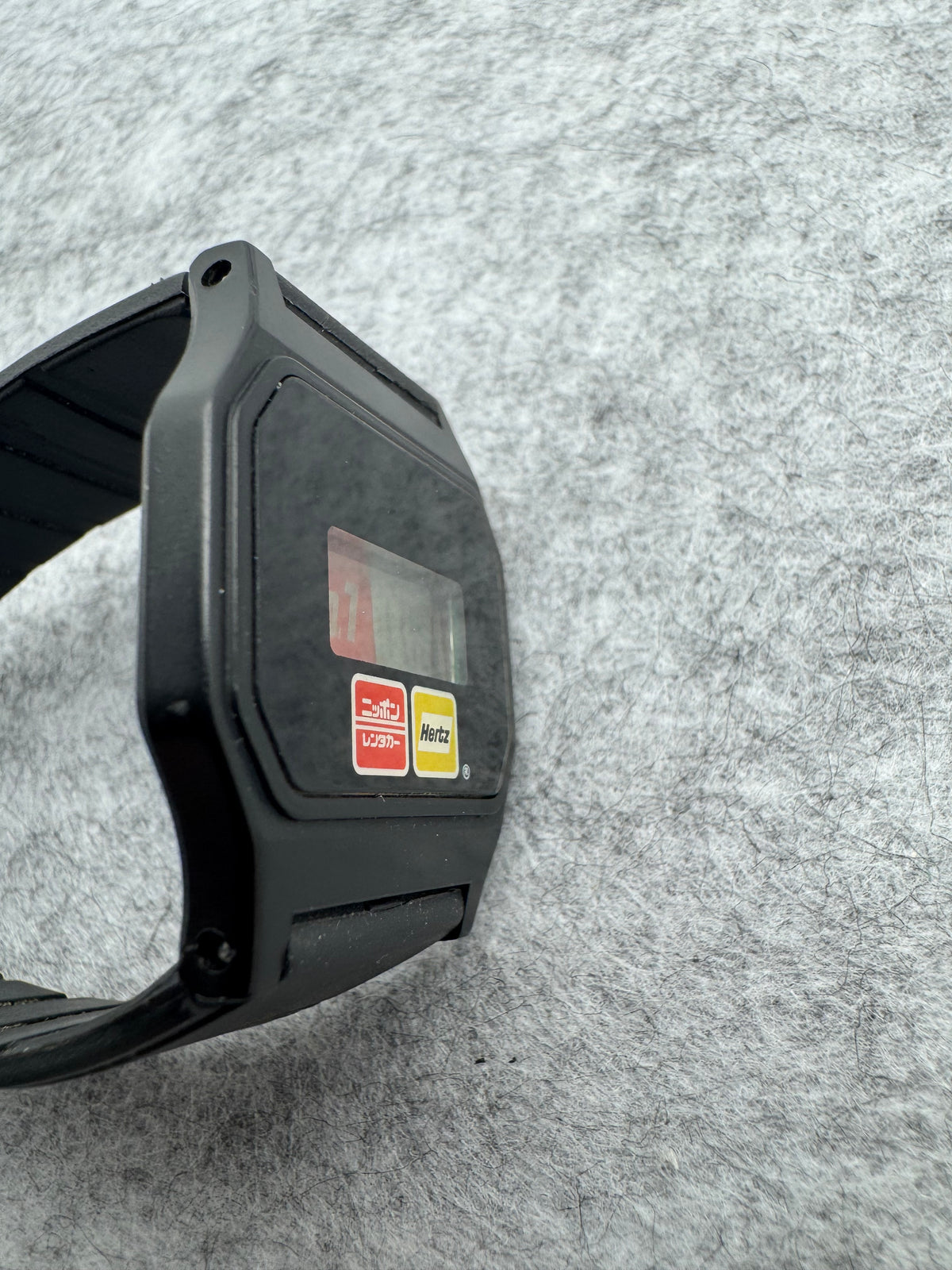 Montre publicitaire Nippon Rent-A-Car / Hertz – montre numérique japonaise issue d'une campagne de coopération – révisée