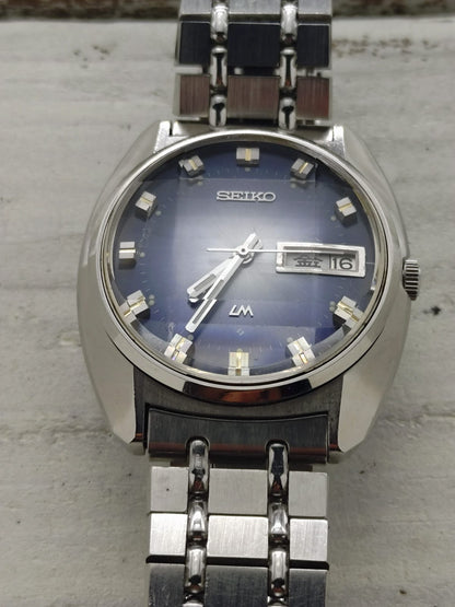 Seiko Lord Matic 5606-7230 – Calibre 5606, 25 rubis, Suwa Seikosha – cadran bleu, verre à neuf facettes, bracelet en acier d'origine – août 1972 – révisée récemment