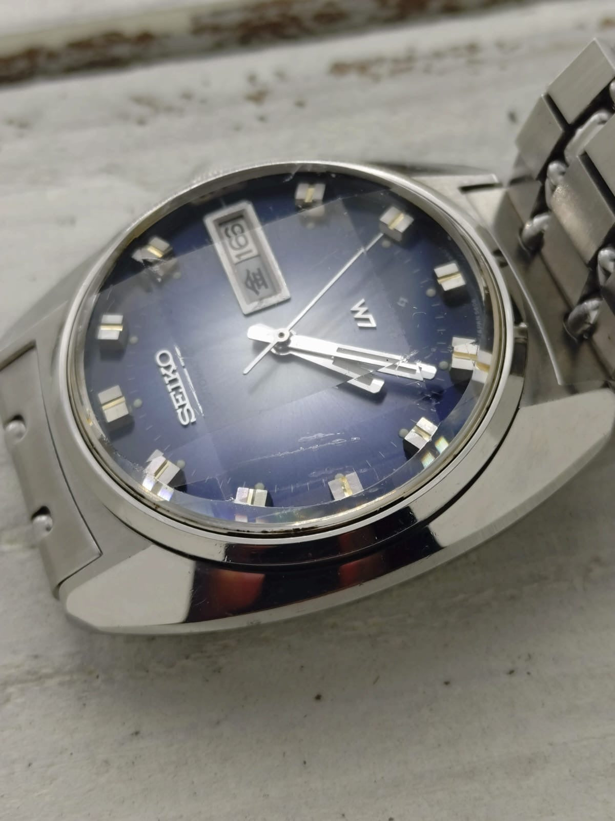 Seiko Lord Matic 5606-7230 – Calibre 5606, 25 rubis, Suwa Seikosha – cadran bleu, verre à neuf facettes, bracelet en acier d'origine – août 1972 – révisée récemment