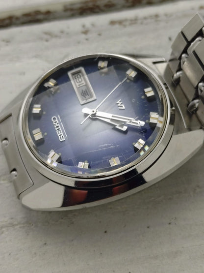 Seiko Lord Matic 5606-7230 – Calibre 5606, 25 rubis, Suwa Seikosha – cadran bleu, verre à neuf facettes, bracelet en acier d'origine – août 1972 – révisée récemment