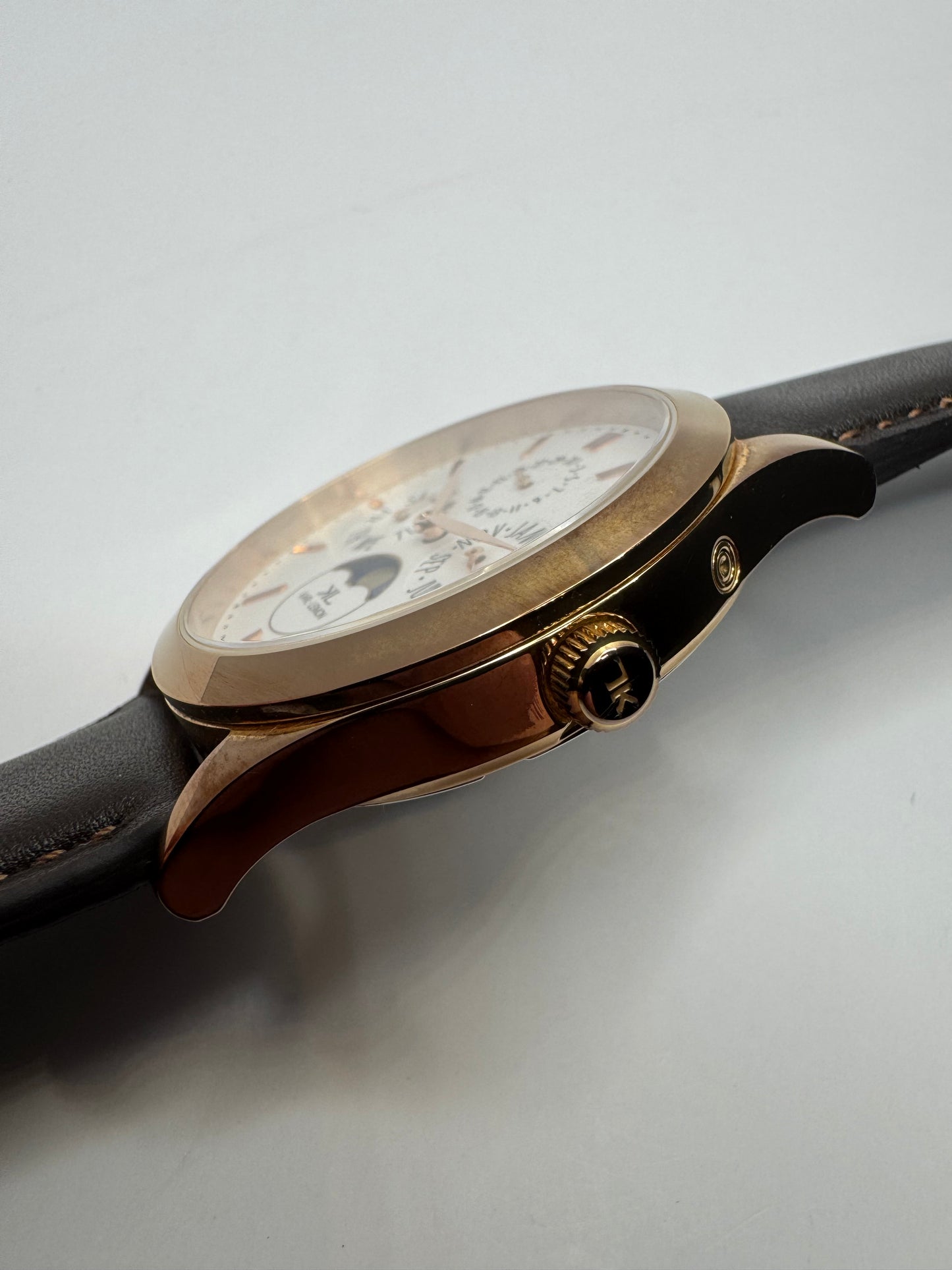 Karl-Leimon Classic Pioneer Triple Calendar Moonphase – Rose Gold IP / Weiß – Japanische Microbrand-Mondphasenuhr mit Saphirglas und Miyota 6P00