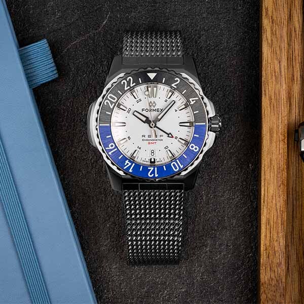 Formex Reef GMT Weiß Bicolor-Lünette Flatlay